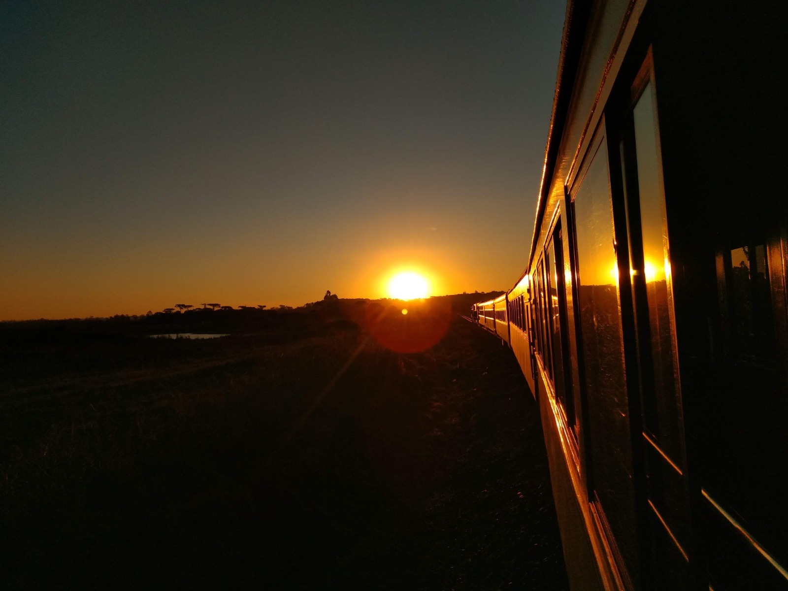 Pacote Pôr do Sol Simples: Morretes - Curitiba (Ida de Van e Volta de Trem)